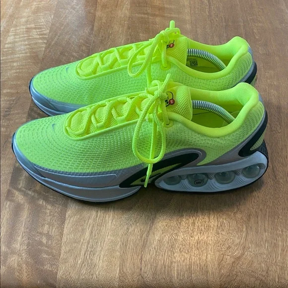 Nike Air Max DN in Volt and Black - Picture 2 of 7